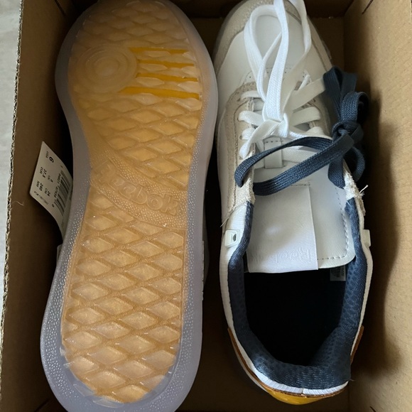 NWB Reebok Club C Legacy - Picture 4 of 4